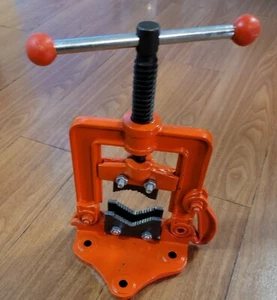 bench mounted pipe vise - Picture 1 of 7