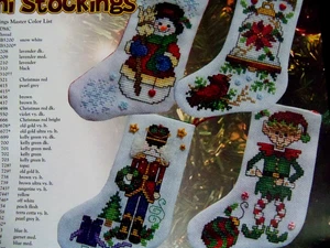 Stoney Creek Magazin Kreuzstich Ptrn "Mini Strümpfe" 6 Designs mit Schablone - Bild 1 von 3