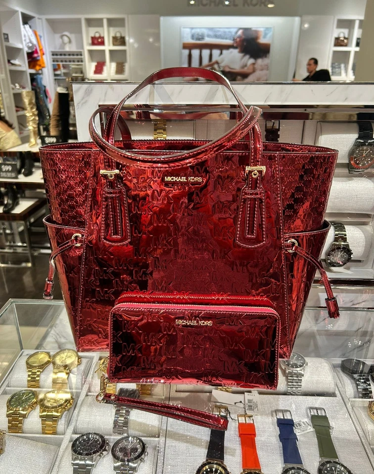 Bolso de Mano Michael Kors Voyager Grande Metálico Logo + Conjunto Cartera Continental Cereza Foto 1 de 4