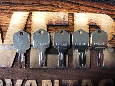 5 KEYS-FORKLIFT KEY CLARK YALE DAEWOO GRADALL JLG HYSTER CAT SKYTRAC POLAK 166  - Image 1 of 4