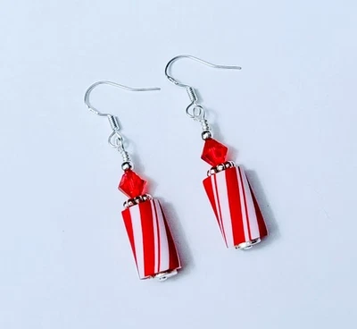 Pendientes de bastón de caramelo rojo y blanco de Navidad con cuentas de cristal de Swarovski de 1,75" Foto 1 de 3