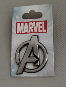 Disney ~ Marvel Avengers ~ Pin con logotipo 'A' de peltre en tarjeta original ~ Nuevo - Imagen 1 de 2