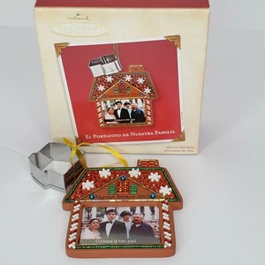 Hallmark Andenken El Portafoto De Nuestra Famillia hängender Rahmen Ornament 2003 - Bild 1 von 5