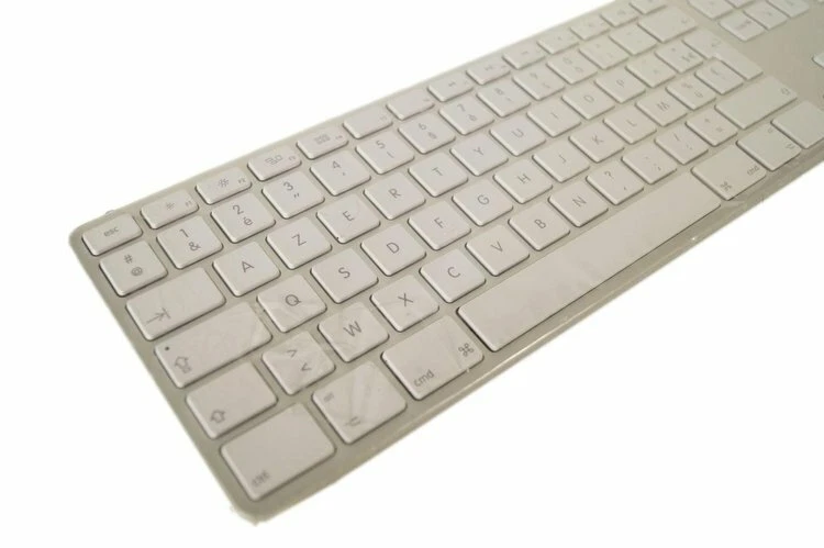 Apple A1243 Wired Aluminum Keyboard - White/ Extended MB110FN/B *FRENCH AZERTY* - Image 1 of 1