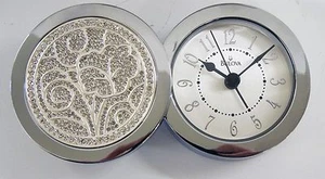 BULOVA- PICCOLA SVEGLIA DECORATIVA IN METALLO CON COPERCHIO GIREVOLE INCERNIERATO B6876 - Foto 1 di 4