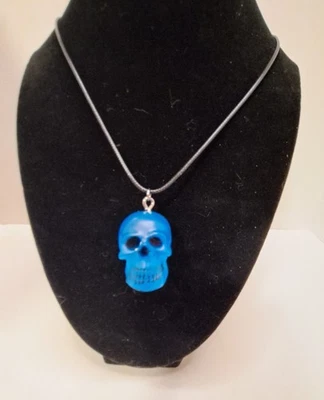 Ожерелье с черепом — светящееся в темноте ожерелье с черепом на 18-дюймовом черном шнуре с деталями - Изображение 1 из 4