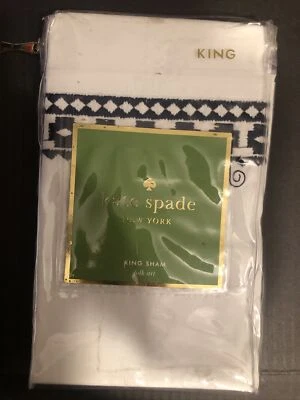 NOVO TRAVESSEIRO KATE SPADE NY ARTE POPULAR KING FALSO ACABAMENTO BORDADO BRANCO/AZUL MARINHO - Imagem 1 de 3