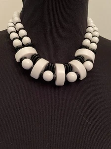 Collar Monet Firmado Negro Blanco Grueso Cuentas De Colección Años 80 Acrílico Tono Dorado Cierre - Imagen 1 de 5