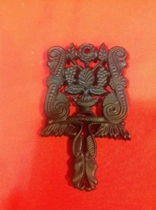 Footed Cast Iron Trivet 7-4 GRAPE - Picture 1 of 2