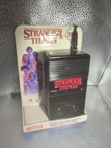 NUEVO Rompecabezas misterioso de doble cara de Stranger Things en caja de walkie talkie de hojalata 200 piezas - Imagen 1 de 10