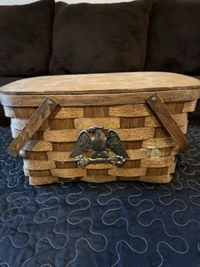 Vintage Americana Woven Wooden Picnic Sewing Basket Metal Eagle Emblem - Bild 1 von 5