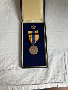 WW2 US Selective Service Medal in Case (O2) - Picture 1 of 2