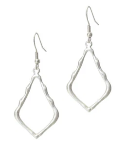 Pendientes de alambre perforado de metal enchapado en plata con acabado mate en forma de lágrima  - Imagen 1 de 1