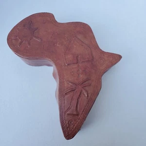 Braune Lederbox in Form Afrikas afrikanische geprägte Sonnenpalme  - Bild 1 von 24