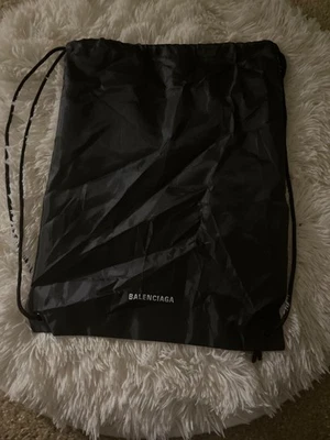 ¡GRANDE!!! NUEVO BOLSO MOCHILA BALENCIAGA NEGRO NYLON CORDÓN 23x19,5” Foto 1 de 2