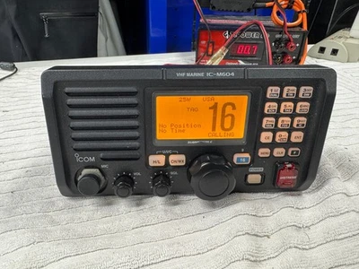Radio VHF DSC ICOM IC-M604 Marina con micrófono de puño HM-126RB - Probado - USADO 2 Foto 1 de 3