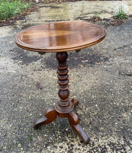 Petite table Guéridon du 19ème siècle en noyer - Foto 1 di 19
