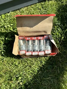 Champion J6 Original Spark Plugs Nos - Picture 1 of 2