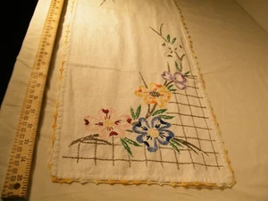 #9 VINTAGE TABLE DRESSER RUNNER SCARF HAND CROCHET EMBROIDERED TRELLIS FLOWERS - Picture 1 of 10