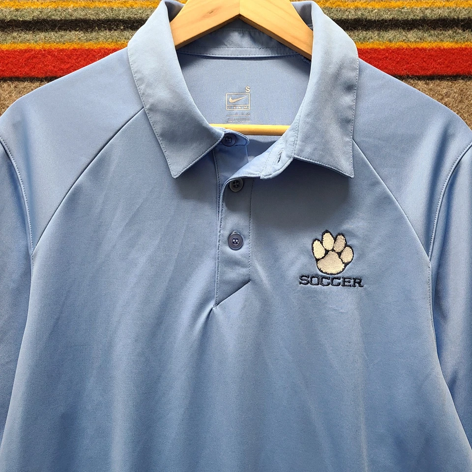 NUEVO CON ETIQUETAS Nike Fútbol Polo Hombre Pequeño Rendimiento Calce Regular Ropa Deportiva Foto 1 de 4