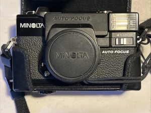 Macchina fotografica vintage Minolta HI-MATIC AF2 nera 35 mm messa a fuoco automatica punta e scatta pellicola - Foto 1 di 6