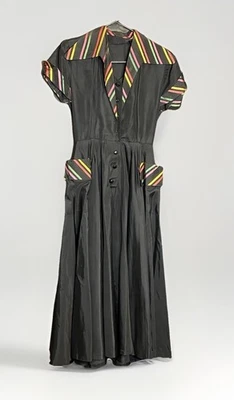 Auténtico vestido negro de los años 40 con cuello/puños/bolsillo a rayas arco iris. Talla 2 Foto 1 de 4