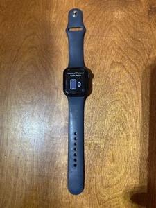 Apple Watch Series 7 - Boîtier en aluminium 41 mm avec bracelet sport - Photo 1 sur 4