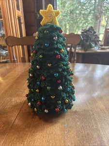 Handgefertigter gehäkelter 11 Zoll Weihnachtsbaum mit Miniatur-WEIHNACHTSGLOCKEN AUS METALL - Bild 1 von 4