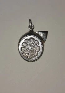 Ciondolo Fetta di Limone - UNOAERRE - Argento 925 - Vintage Anni 60/70 Italy - Foto 1 di 12
