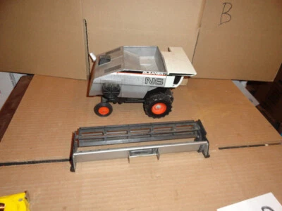 1/24 gleaner n6 toy combine - Image 1 of 4
