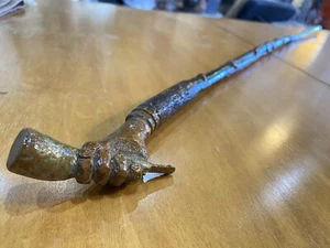 Bastone in legno intagliato arte popolare americana con serpente alligatore e mano con bottiglia birra - Foto 1 di 17