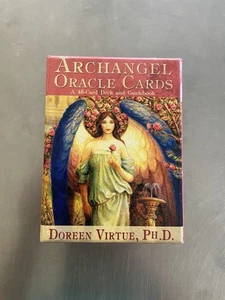 Mazo de 45 cartas y guía de cartas Arcángel Oráculo (Doreen Virtue) en caja original limpio en muy buen estado - Imagen 1 de 4