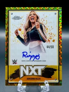 2025 Adrianna Rizzo Topps Chrome WWE NXT Autografi Oro Geometrico #44/50 - Foto 1 di 2