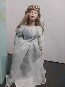 Muñeca coleccionable de porcelana de cuento de hadas princesa Avon - Envío rápido  - Imagen 1 de 10