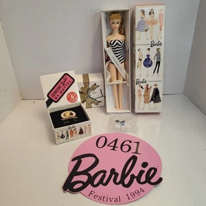 RARO DE COLECCIÓN 1994 35º ANIVERSARIO BARBIE FESTIVAL Rubia con Pin y Letrero NRFB #850 - Imagen 1 de 17
