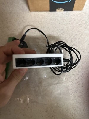 Tenda S105 5-Port 10/100 Mbps Desktop Switch S105 V10.0 White - Image 1 of 2