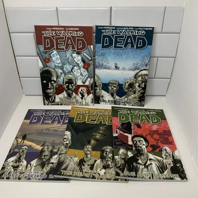 The Walking Dead Volumes 1 - 5 Graphic Novels TPB - Image 1 of 4