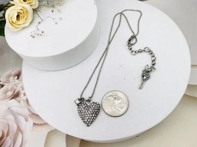Collar Betsey Johnson Vintage Cristal Pavé Corazón/Llave Logo Colgante Dijes Foto 1 de 4
