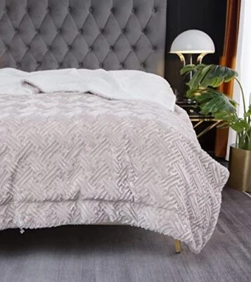 Manta de cama DaDa perla de piel sintética - Dreamy 90" x 90" gris lavanda Foto 1 de 4