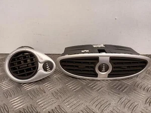 Renault Clio Mk3 09-15 Left & Middle Centre Dash Air Vents 7701208585 471409 - Picture 1 of 12