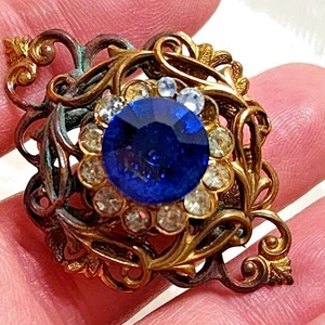 ANTIQUE 1910s–1930s FILIGREE BROOCH BLUE GLASS STONE & CRYSTALS ORNATE GOLD TONE - Picture 1 of 11
