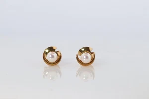 Mikimoto Mond Ohrringe. Zierliche Ohrstecker 18 Karat Gelbgold Mikimoto Perlen. - Bild 1 von 7