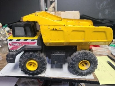 Camión de volteo Tonka 354 amarillo 16 pulgadas metal/plástico   Foto 1 de 4