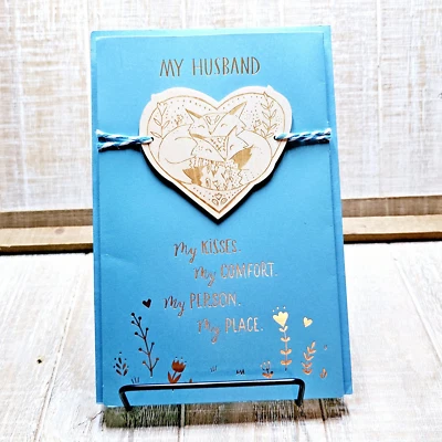 Tarjeta de aniversario My Husband corazón zorros de madera azul dorado saludos americanos Foto 1 de 4