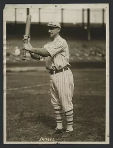 1923 Heinie Groh, "Estrella de los gigantes muestra su murciélago botella" famosa foto de colección - Imagen 1 de 2