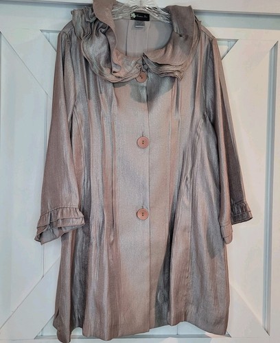 VETEMENTS Giacca Damee Inc. metallizzata argento lunga bottoni tasche colletto polsino con volant taglia XL