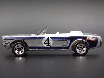 1965 65 FORD MUSTANG Convertible Argento 1:64 Diorama Scala Modellino Auto - Immagine 1 di 4