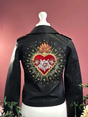 Chaqueta de Cuero Negra con Bordado Sagrado Corazón | Mujer Hombre Motociclista Estilo Retro Foto 1 de 4