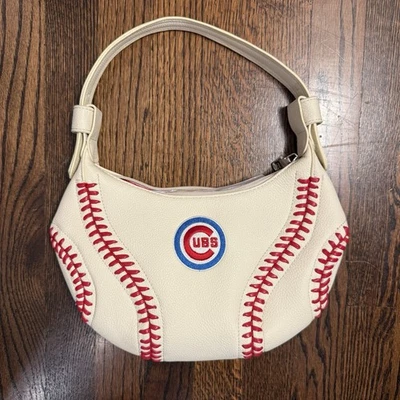 Bolso de hombro Montana West MLB Chicago Cubs con puntada de béisbol de cuero sintético Foto 1 de 4