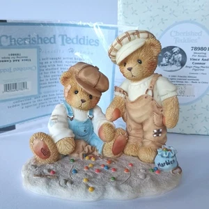 Cherished Teddies Shooting For Keeps Vince & Connor 789801 2001, caja y certificado de autenticidad, usado en excelente estado - Imagen 1 de 24